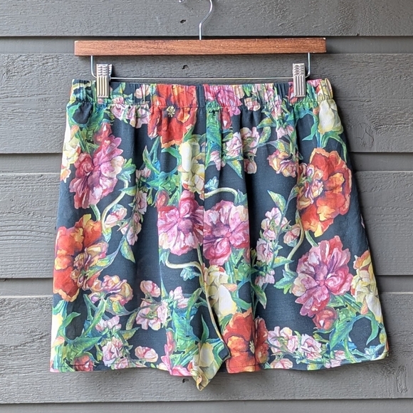 Strathcona Weekend Leisure 100% Silk Shorts Size Small Dark Floral - Picture 4 of 8